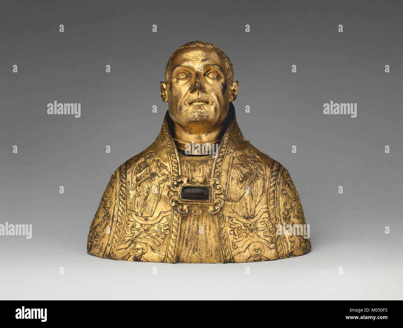 Die Büste eines Bischofsheiligen ist eine künstlerische Skulptur, die eine religiöse Figur darstellt, möglicherweise aus dem Mittelalter oder der Renaissance. Das Kunstwerk zeigt die detaillierte Handwerkskunst und religiöse Bedeutung der Zeit. Stockfoto