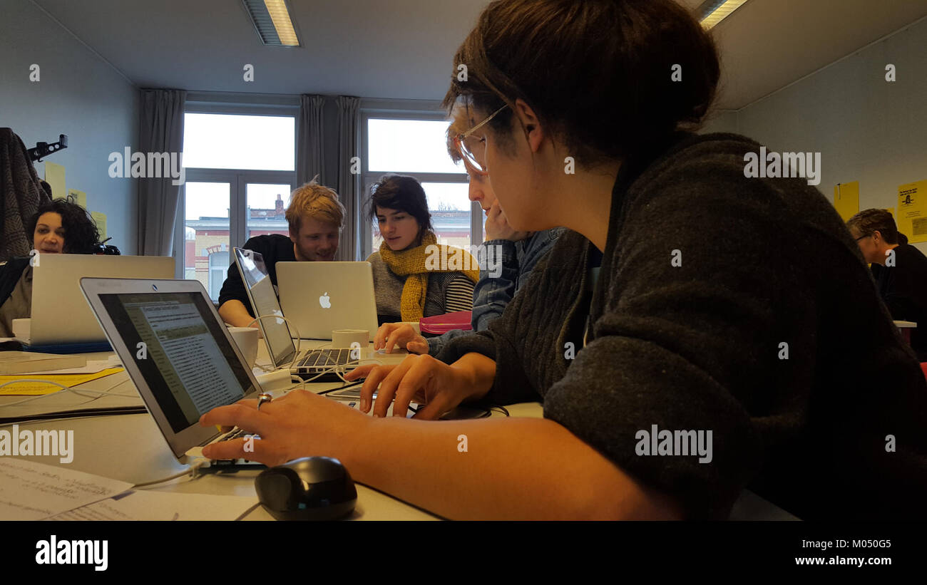 Die Initiative „Brussels-just for the Record Gender Redirect“ untersucht die sich verändernden Wahrnehmungen und Diskussionen rund um Gender in der modernen Gesellschaft. Das Programm zielt darauf ab, Narrative neu auszurichten und ein umfassenderes Verständnis von Geschlechterfragen zu fördern, um konventionelle Ideen in Frage zu stellen und integrativere Perspektiven zu fördern. Stockfoto