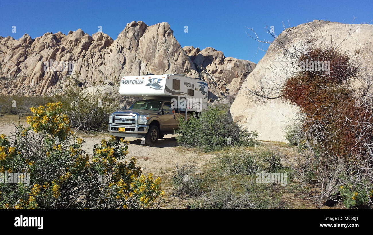 Foto vom Granite Mountain Campsite im Mojave Preserve, Kalifornien, aufgenommen am 11. März 2016 und zeigt die Wüstenlandschaft und das zerklüftete Gelände. Stockfoto