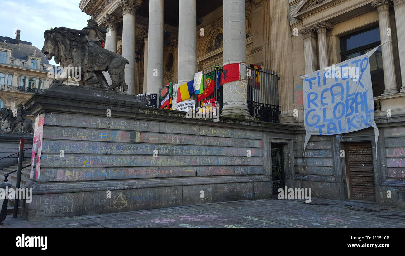 Das Bild mit dem Titel „Brüssel nach den Anschlägen“ zeigt die Folgen eines Terroranschlags in der Stadt. Sie erfasst die Auswirkungen auf die städtische Landschaft und die Widerstandsfähigkeit der Menschen angesichts von Tragödien. Stockfoto