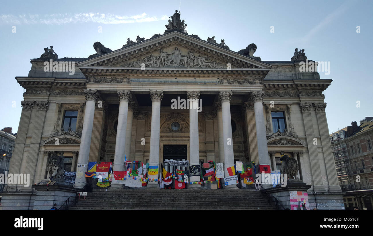 Dieses Bild fängt Brüssel nach den Anschlägen ein und zeigt die Reaktion der cityÂ auf die Tragödie und die Widerstandsfähigkeit ihrer Bürger angesichts der Not. Öffentliche Bereiche werden in einem düsteren und reflektierenden Zustand dargestellt. Stockfoto