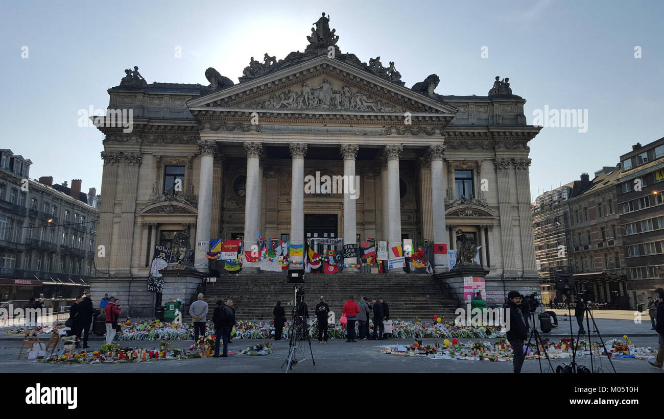 Dieses Foto zeigt die Folgen der Terroranschläge in Brüssel, Belgien, und zeigt die Widerstandsfähigkeit der Stadt und ihrer Bevölkerung. Die Szene spiegelt die Bemühungen der Gemeinde wider, wieder aufzubauen und sich von der Tragödie zu erholen. Stockfoto