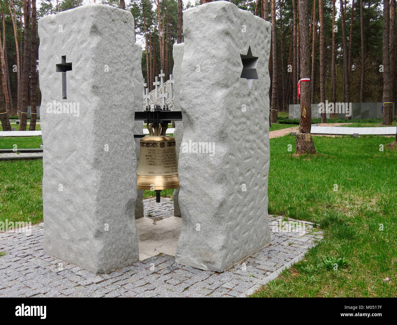 Die bykiwnischen Gräber in der Ukraine sind eine bedeutende historische Stätte, die das Massenbegräbnis von Opfern aus der stalinistischen Ära darstellt. Der Ort dient als düstere Erinnerung an die tragischen Ereignisse während des Großen Terrors in der Sowjetunion. Stockfoto