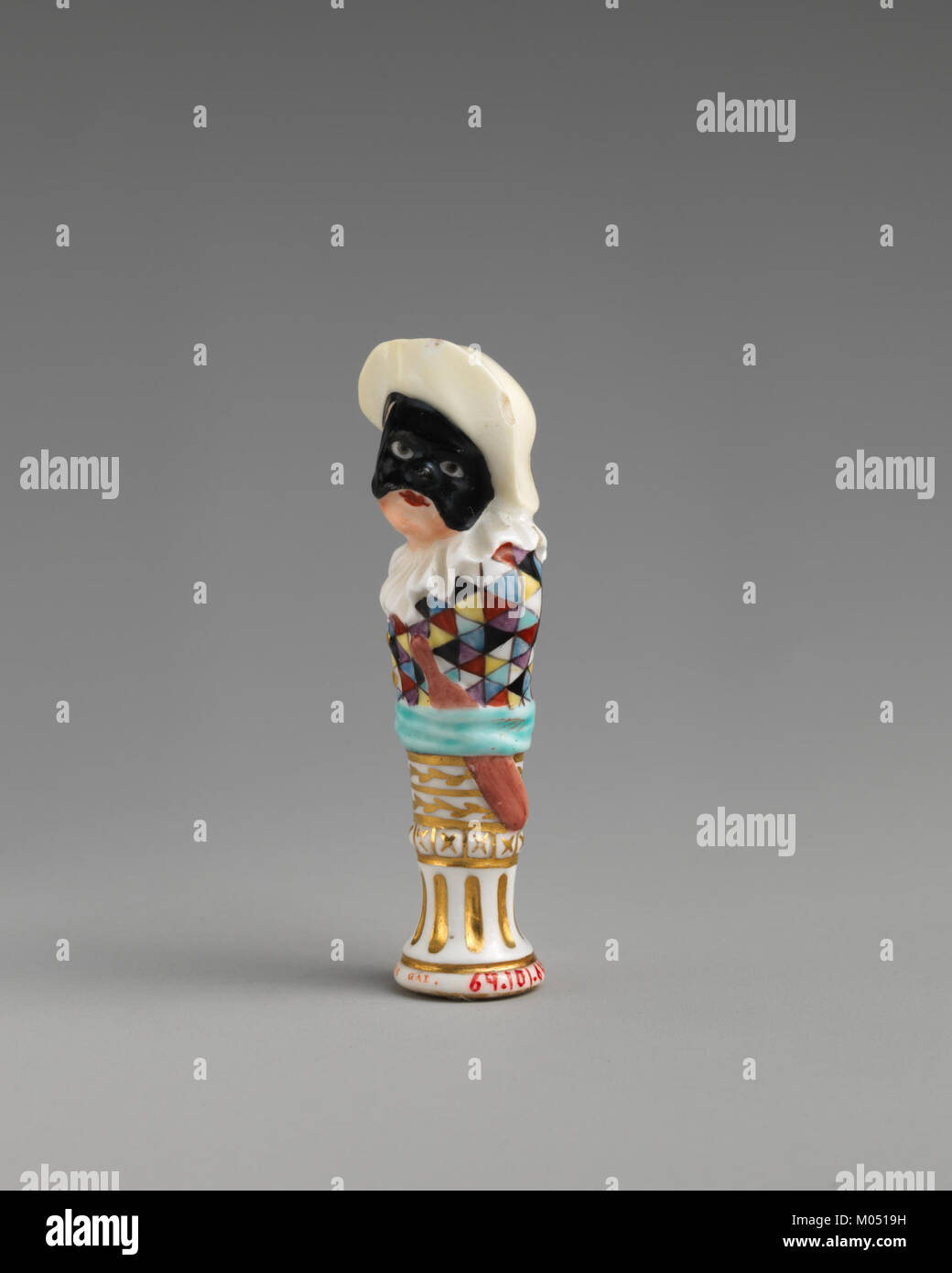 Die Büste von Harlequin ist eine klassische Skulptur, die den ikonischen Charakter aus Commedia dell'arte darstellt und das Wesen der Theatertradition mit feinen Details festlegt. Stockfoto