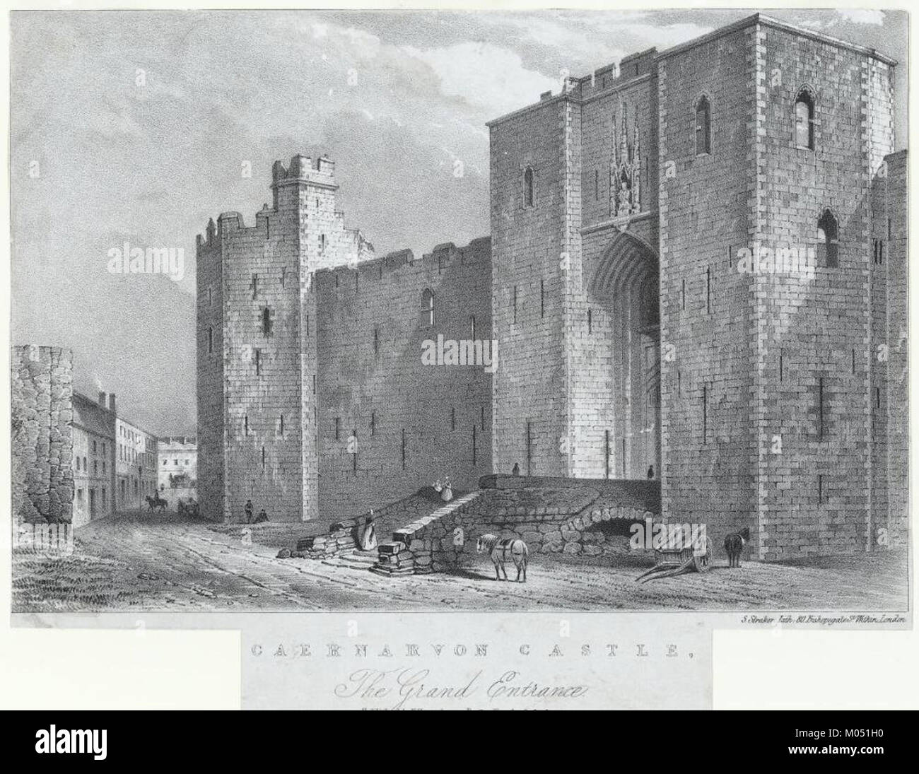 Caernarvon Castle in Wales ist bekannt für seinen großen Eingang und seine beeindruckende Architektur. Die Burg verfügt über mittelalterliche Designelemente und hat historische Bedeutung als königliche Festung. Stockfoto