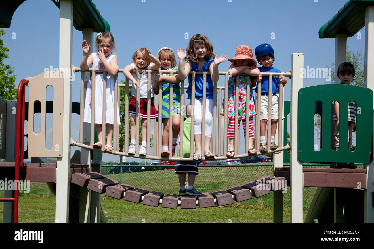 Kinder am Spielplatz am Anstieg der Schule, Tuscaloosa, Alabama Stockfoto