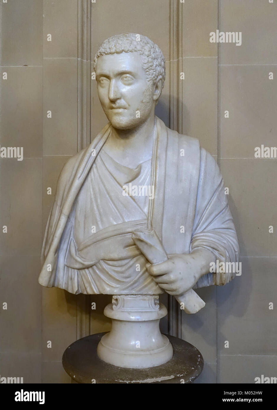 Diese Büste befindet sich in Chatsworth House, Derbyshire, England, und zeigt komplizierte Handwerkskunst und stellt eine historische Figur dar, wahrscheinlich eine wichtige Persönlichkeit in der britischen Geschichte. Stockfoto