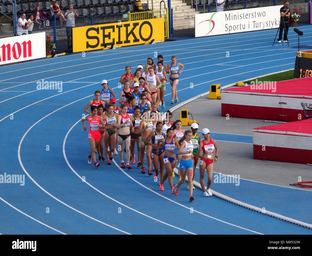 Bei der IAAF U20-Weltmeisterschaft 2016 in Bydgoszcz wurde der 10.000-m-Walk-Lauf der Frauen gefeiert, bei dem Spitzensportler aus der ganzen Welt im Leichtathletik-Wettkampf teilnahmen. Der Wettbewerb stellte aufstrebende Talente beim Race Walking vor. Stockfoto