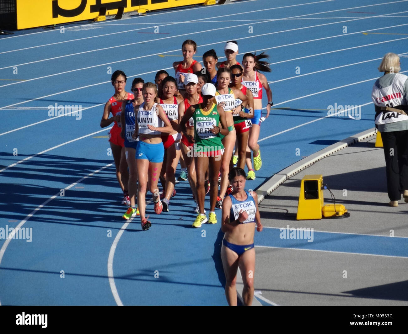 Ein Foto, das den 10000-m-Spaziergang der Frauen während der IAAF-U20-Weltmeisterschaft 2016 in Bydgoszcz zeigt. Die Athleten treten in einem rasanten Rennen an und zeigen ihre Ausdauer und Präzision bei diesem RaceWalking-Event. Stockfoto