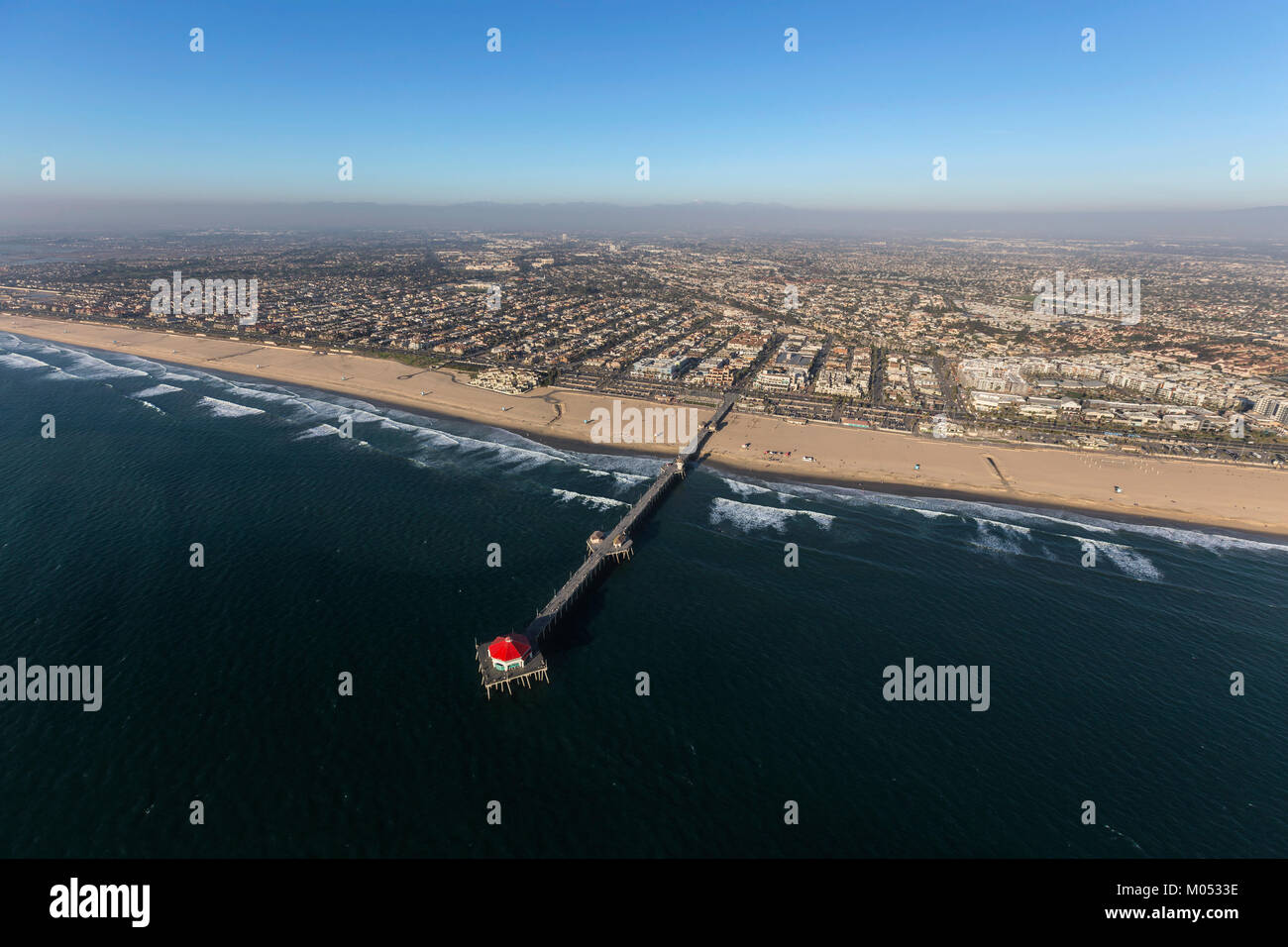 Luftaufnahme von Huntington Beach Pier an der südlichen Küste von Kalifornien. Stockfoto