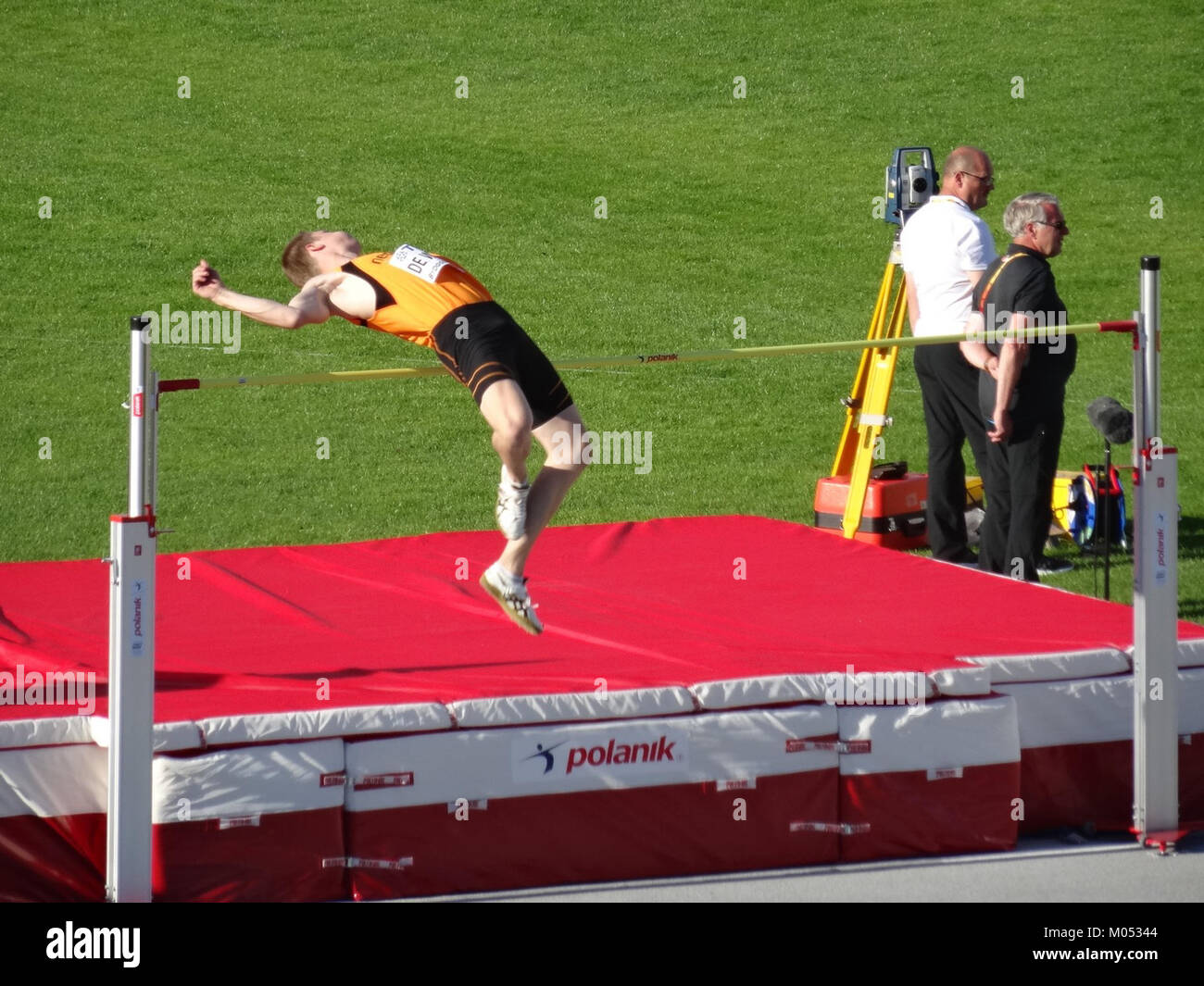 Bei den IAAF U20-Weltmeisterschaften 2016 in Bydgoszcz, Polen, traten junge Athleten an verschiedenen Leichtathletik- und Feldveranstaltungen an, darunter auch beim Hochsprung der Männer. Dieses Bild zeigt einen Moment aus dem Hochsprungwettbewerb. Stockfoto