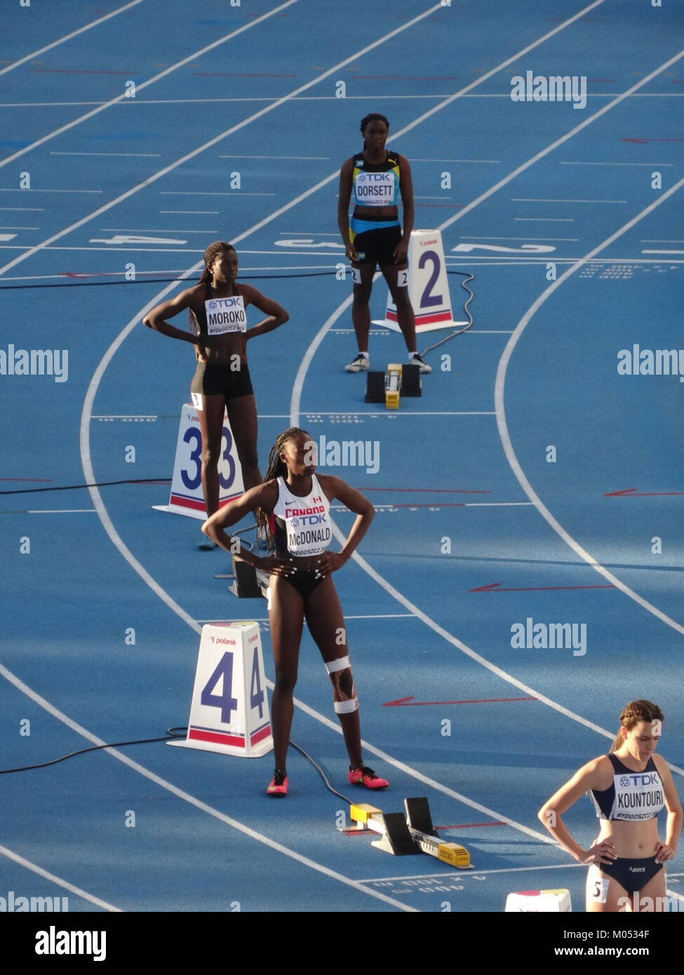 Dieses Bild von der IAAF U20-Weltmeisterschaft 2016 in Bydgoszcz zeigt die 400-m-Qualifikationsrunde der Frauen und zeigt die Intensität und Leichtathletik des Rennens. Stockfoto