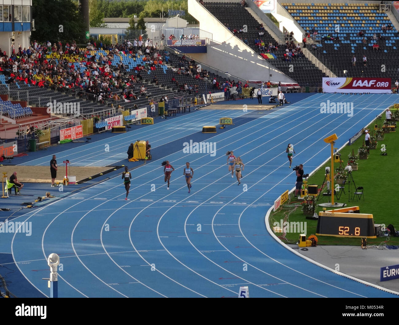 Dieses Bild zeigt die 400-m-Qualifikation der Frauen bei der IAAF U20-Weltmeisterschaft 2016 in Bydgoszcz, Polen. Der Wettbewerb war Teil des globalen Leichtathletikturniers. Stockfoto