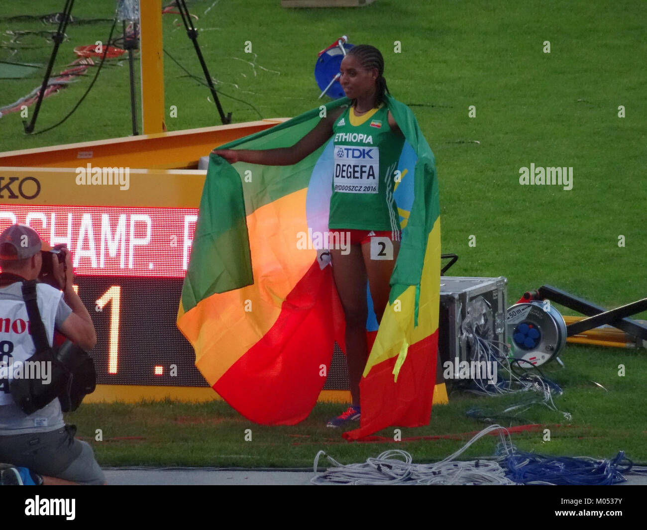 Das 3000-m-Finale der Frauen bei der IAAF U20-Weltmeisterschaft 2016 in Bydgoszcz, Polen, hat den intensiven Wettkampf und die Leichtathletik der Veranstaltung erfasst. Dieses Bild zeigt das Rennen und die internationale Bedeutung der Meisterschaft. Stockfoto
