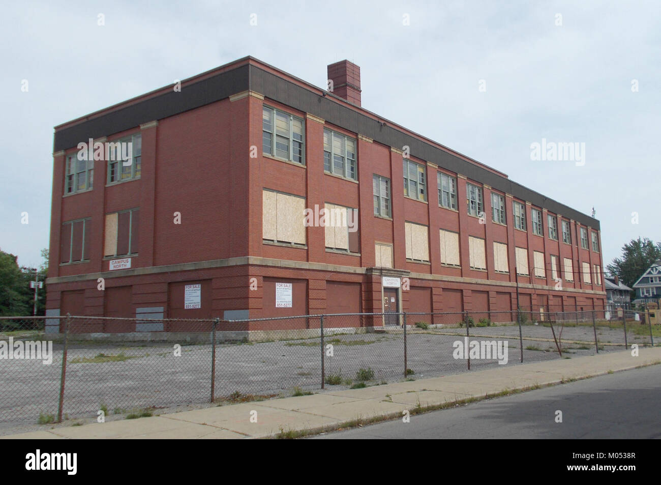 Die Buffalo Public School No. 63, fotografiert am 16. Juli, ist eine historische Bildungseinrichtung, die für ihren architektonischen Stil und ihre Rolle in der Bildungsgeschichte der lokalen Gemeinde bekannt ist. Stockfoto