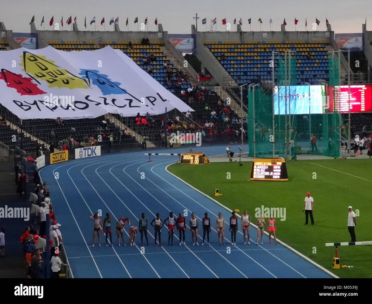 Das 3000-m-Hindernisfinale von womenâ bei der IAAF U20-Weltmeisterschaft 2016 in Bydgoszcz, Polen, zeigte junge Spitzensportler, die an einem anspruchsvollen Rennen mit Langstreckenlauf und Barrieren teilnahmen. Stockfoto