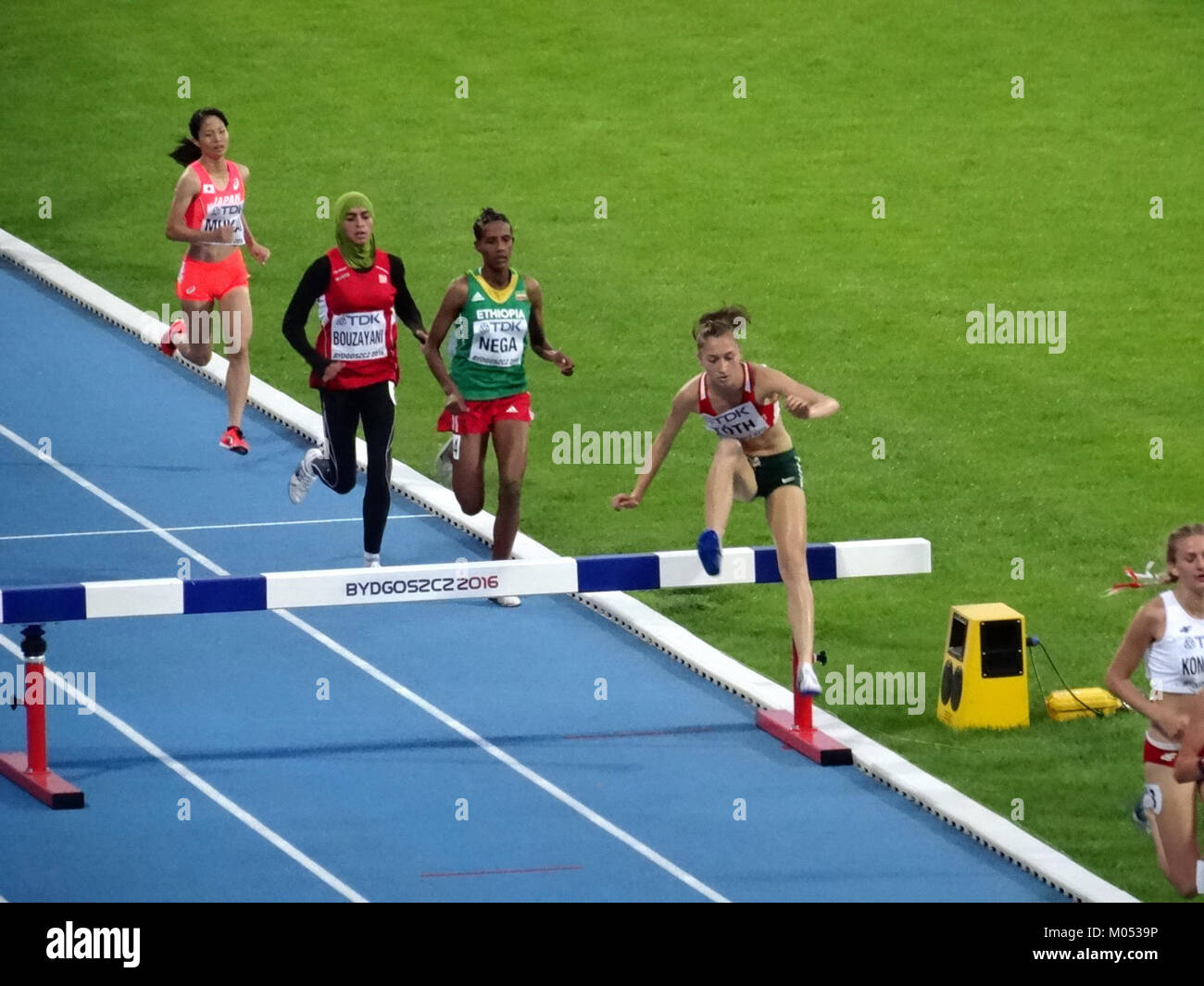 Bei der IAAF U20-Weltmeisterschaft 2016 in Bydgoszcz, Polen, fand das 3000-m-Hindernisfinale der womenâ statt. Die Veranstaltung fand am 22. Juli 2016 statt und zeigte aufstrebende Athleten auf Leichtathletik und Feld mit einem Schwerpunkt auf ihren sportlichen Fähigkeiten und Ausdauer im Steeplechase-Event. Stockfoto