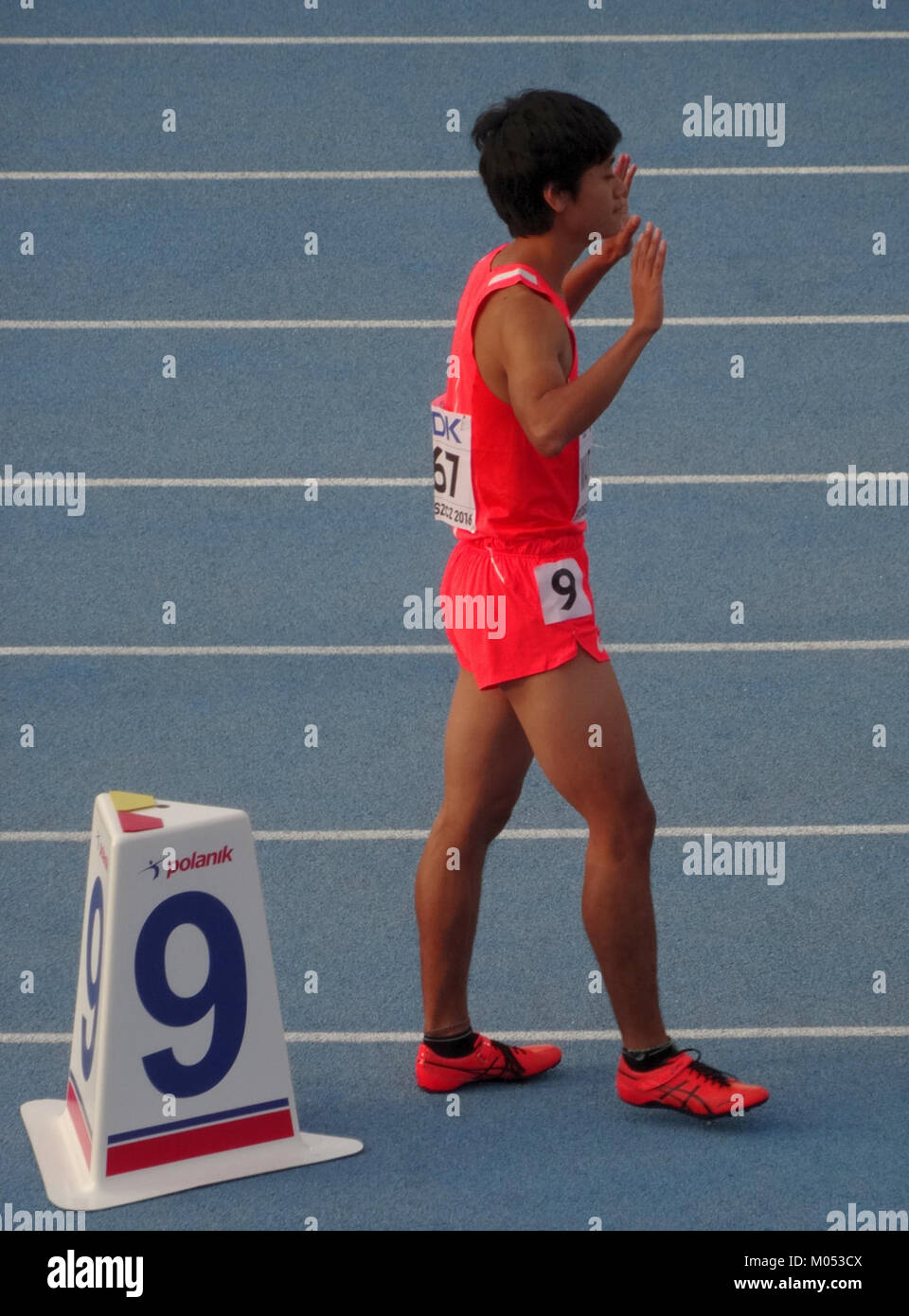 Ein Moment nach dem 400-m-Hürdenfinale der Männer bei der IAAF U20-Weltmeisterschaft 2016 in Bydgoszcz, Polen, wo die Intensität des Rennens erfasst wurde. Stockfoto