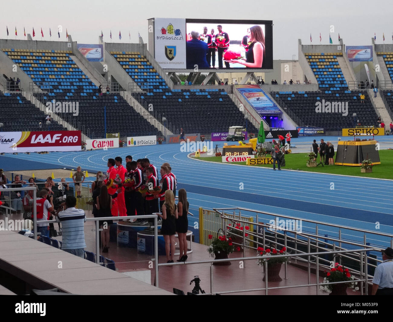 Bei der IAAF U20-Weltmeisterschaft 2016 in Bydgoszcz fand menâ am 23. Juli das Staffelfinale im 4x100 m-Format statt. Diese Veranstaltung war ein wichtiges Highlight der Meisterschaft und zeigte jungen athletesâ€™ Geschwindigkeit und Teamwork. Stockfoto