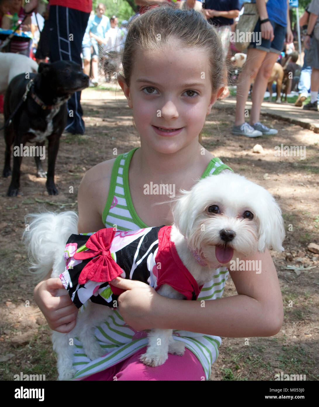 Tracy Cooke wirft mit Chloe, einem Maltesischen, für Do Dah Tag, Birmingham, Alabama Stockfoto