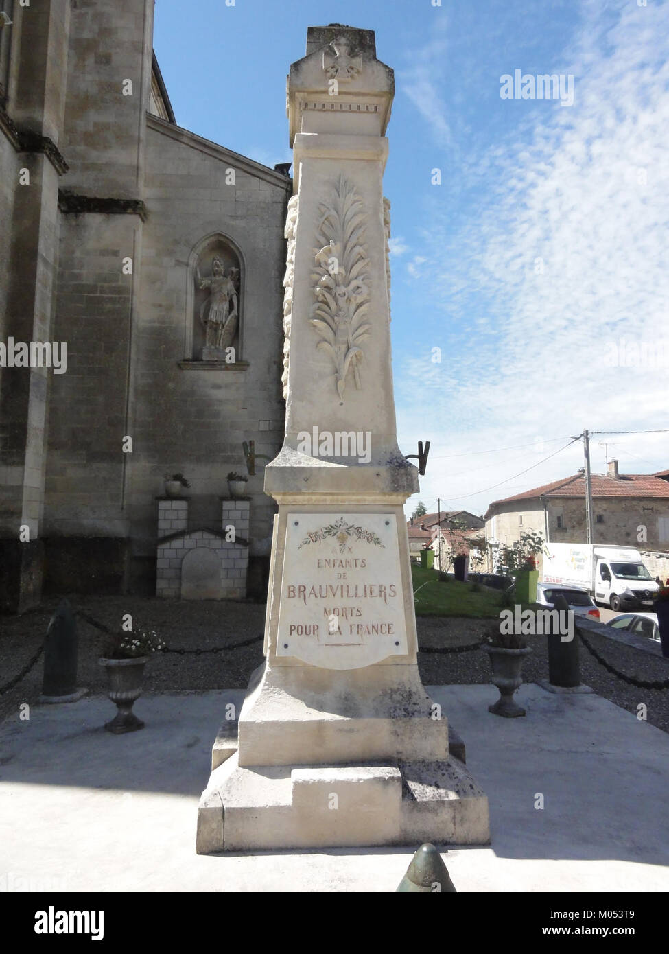 Das Monument aux Morts in Brauvilliers, Maas, Frankreich, erinnert an die Toten im Krieg. Das Denkmal ist Teil der Tradition von Franceâ, gefallene Soldaten aus vergangenen Konflikten zu ehren. Stockfoto