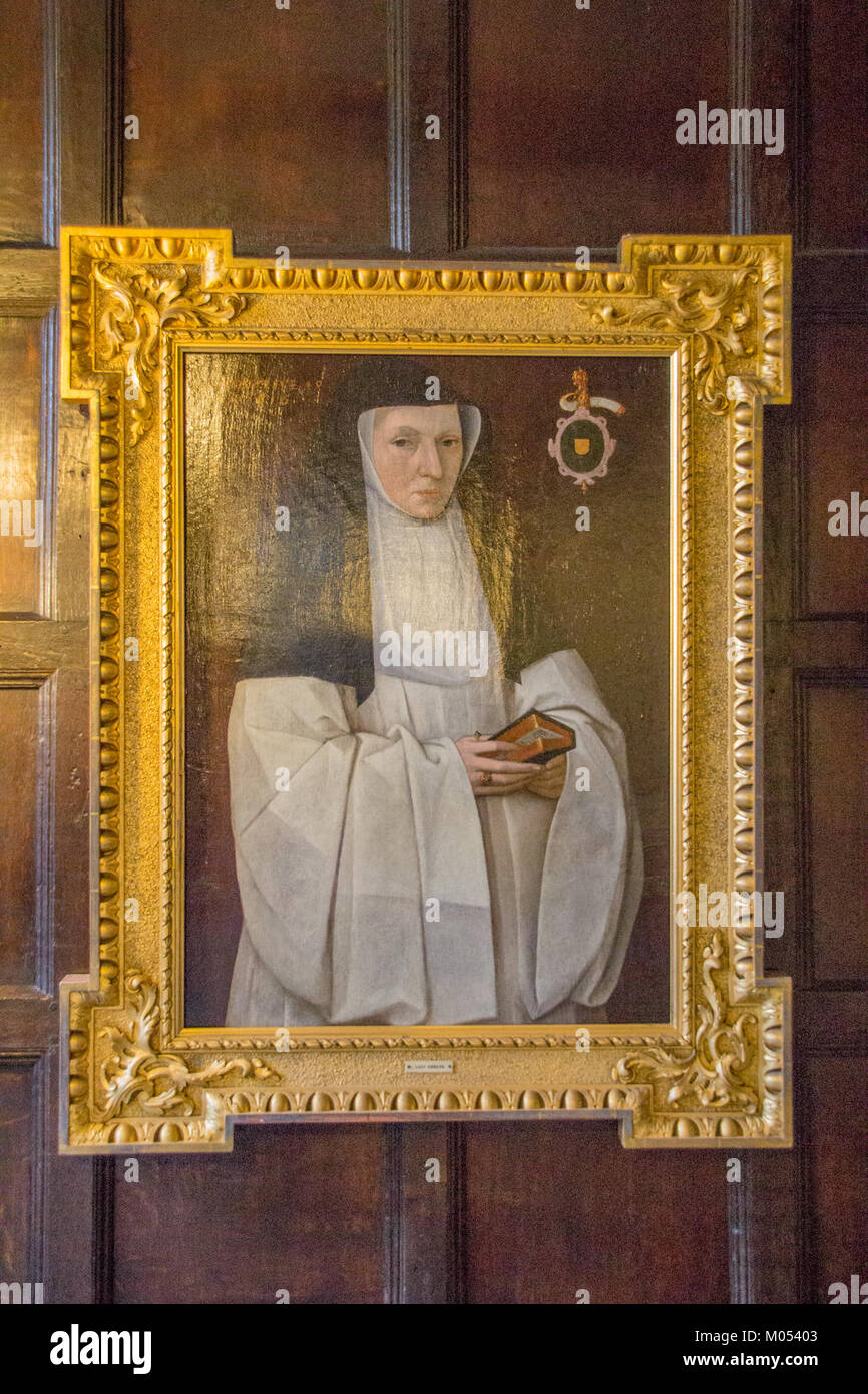 Dieses Bild zeigt die Bramall Hall, ein englisches Herrenhaus aus dem Jahr 2016. Das Gebäude ist ein schönes Beispiel für die Architektur des Tudor Revival und wurde als wichtiges Kulturerbe erhalten. Die Halle befindet sich auf einem malerischen Gelände und zeigt die architektonischen Merkmale, die die historische Pracht der Zeit widerspiegeln. Stockfoto