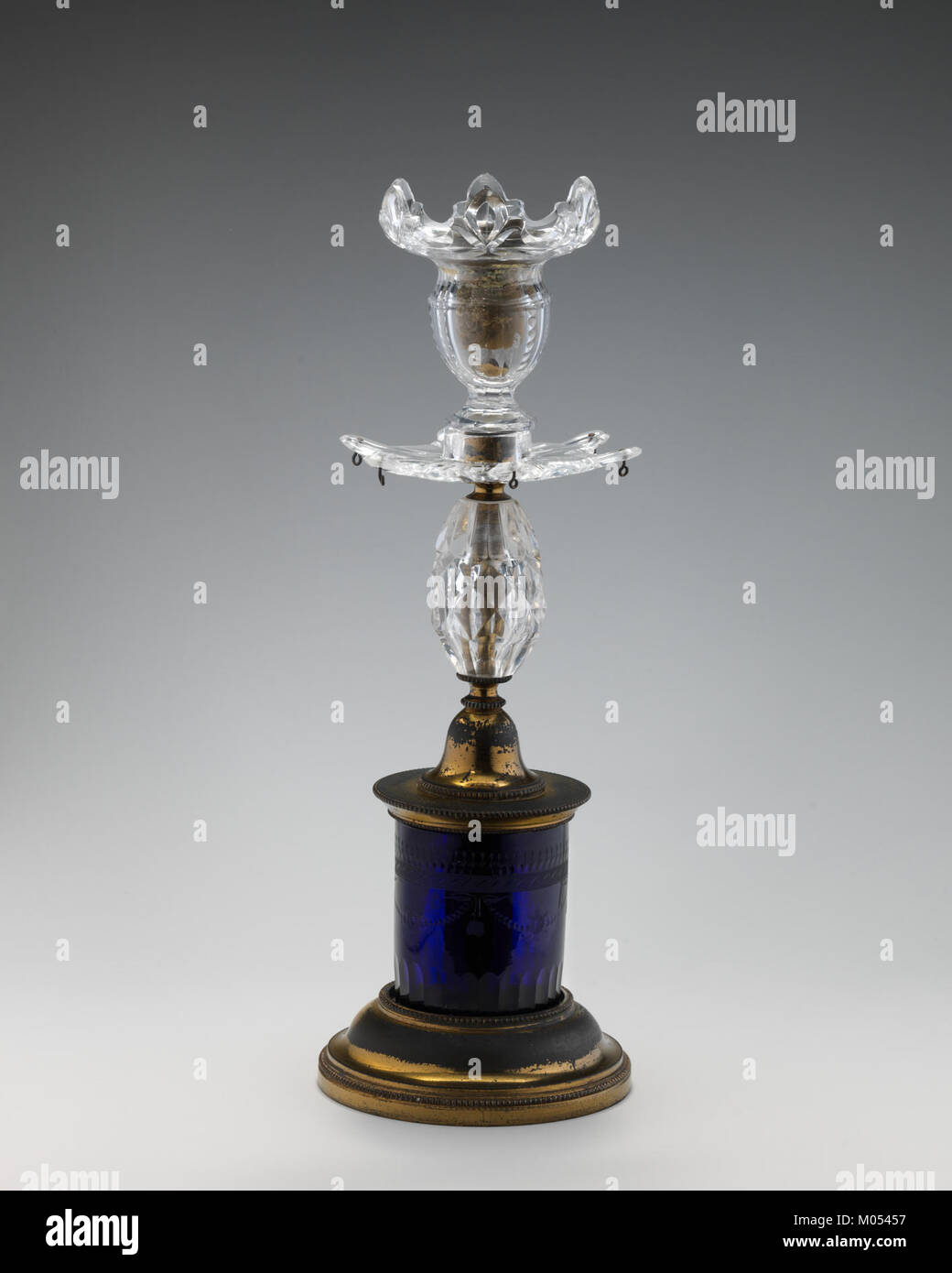 Dieser Kerzenleuchter, Teil eines Paares, ist im Metropolitan Museum of Art ausgestellt Der Artikel spiegelt historisches Design in dekorativer Kunst wider und zeigt feine Handwerkskunst und Stil der Epoche. Der Kerzenhalter dient als Beispiel für zeitspezifische Kunstfertigkeit im Bereich der Lichtgestaltung. Stockfoto