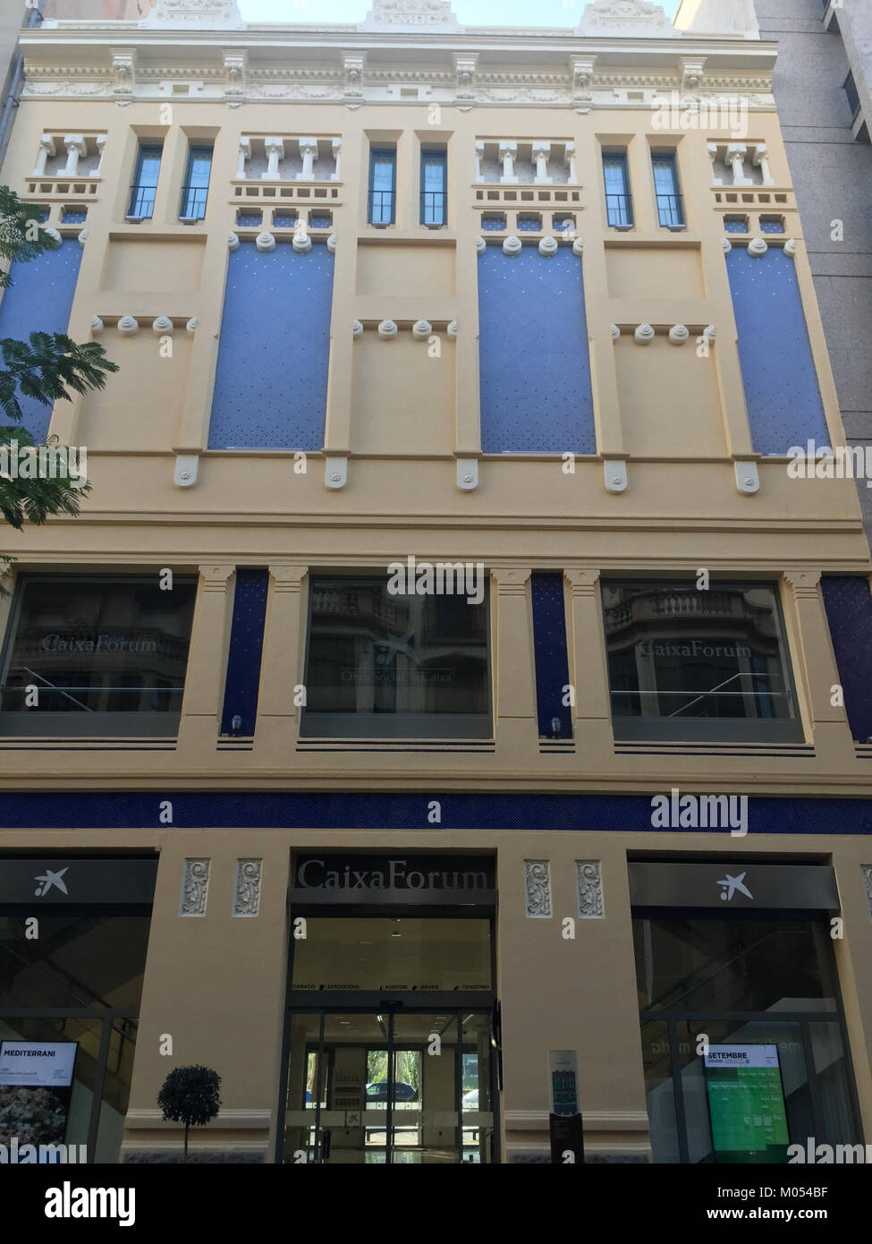 CaixaForum Lleida ist ein kulturelles Zentrum in Lleida, Spanien, das Ausstellungen, Veranstaltungen und Aktivitäten im Zusammenhang mit Kunst und Kultur veranstaltet. Stockfoto