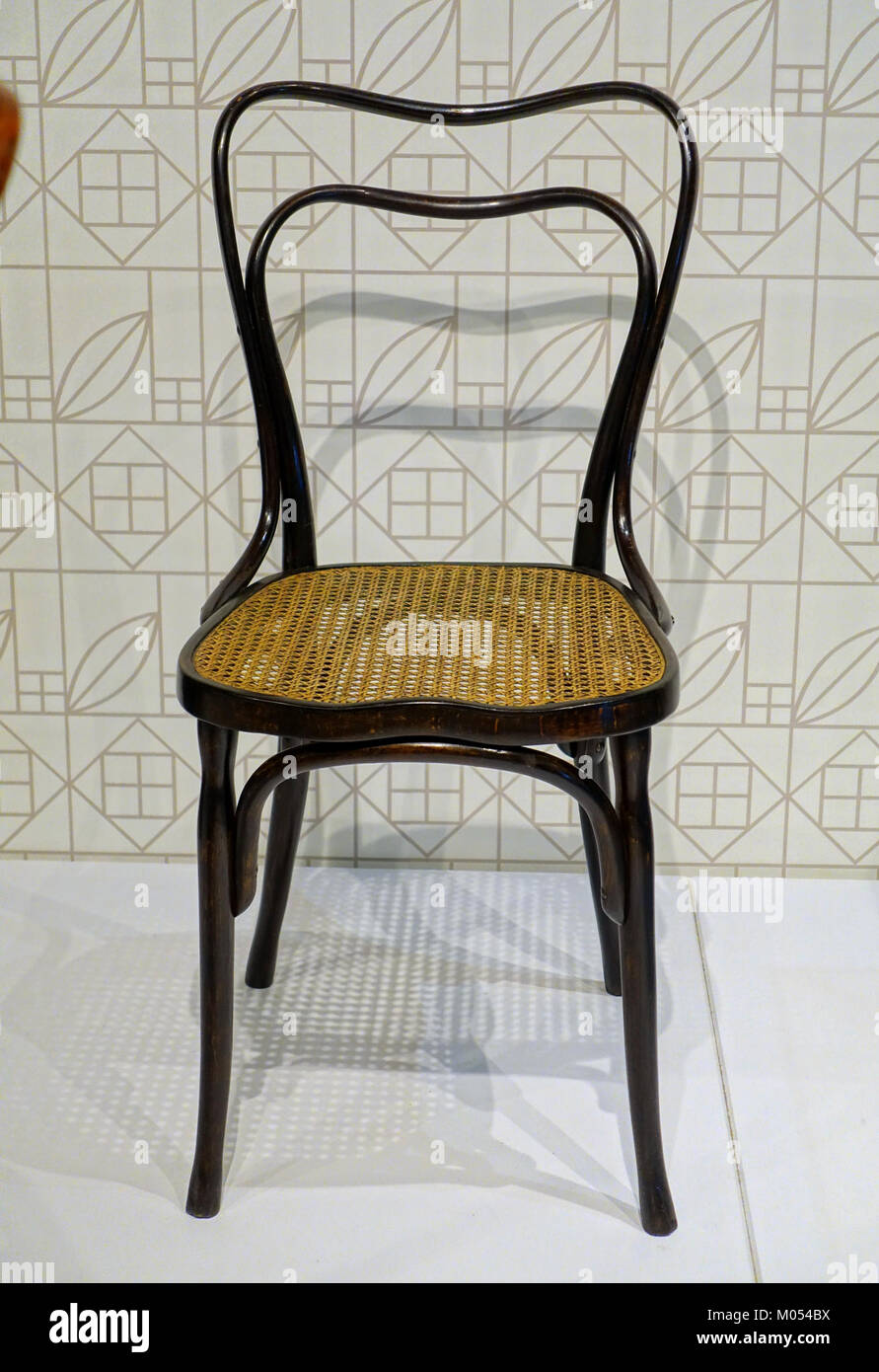 Der Cafemuseum-Stuhl, entworfen von Adolf Loos 1899 für das Cafemuseum in Wien, von Gebruder Thonet aus Buche und Rohrstock gefertigt, ausgestellt im Museum of Fine Arts in Montreal. Stockfoto