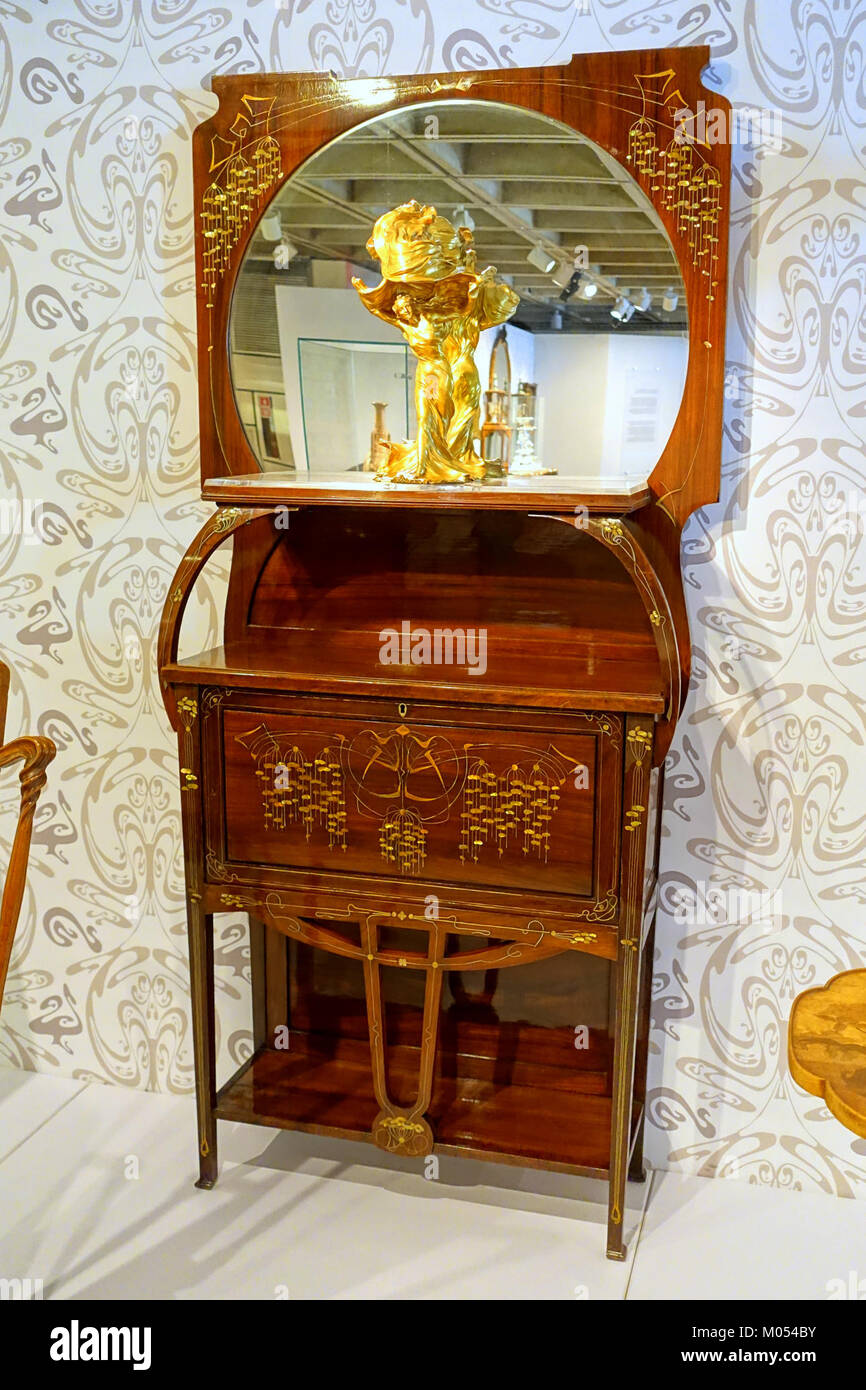 Dieser Schrank von Carlo Zen aus dem Jahr 1902, der aus Mahagoni mit Perlmutt-, Silber- und Messingeinlagen gefertigt wurde, zeigt feine italienische Handwerkskunst. Sie befindet sich im Montreal Museum of Fine Arts. Stockfoto