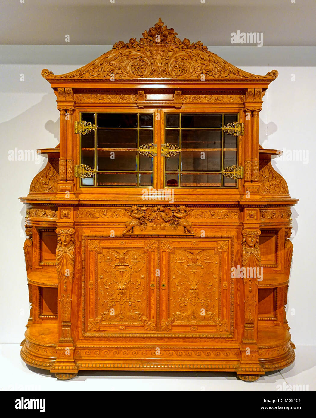 Dieser Schrank, der von den Herter Brothers um 1880–1885 geschaffen wurde, ist ein Beispiel für luxuriöse Handwerkskunst. Es enthält eine Vielzahl von feinen Materialien, einschließlich Satinholz, Mahagoni, Eiche, Messing, Glas und Seidensamt und ist im Montreal Museum of Fine Arts untergebracht. Stockfoto