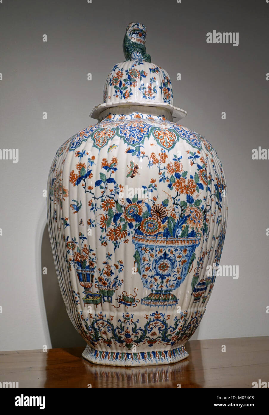 Die Cachemire Vase, die während der Lambertus van Eenhoorn-Zeit (1691–1721) entstanden ist, ist ein schönes Beispiel für zinnglasiertes Steingut, das in der de Metalen Pot-Fabrik in Delft, Holland, hergestellt wurde. Das Stück ist heute im Museum of Fine Arts in Montreal untergebracht. Sein kompliziertes Design spiegelt die hohe Handwerkskunst der niederländischen Keramikkunst im späten 17. Und frühen 18. Jahrhundert wider. Stockfoto