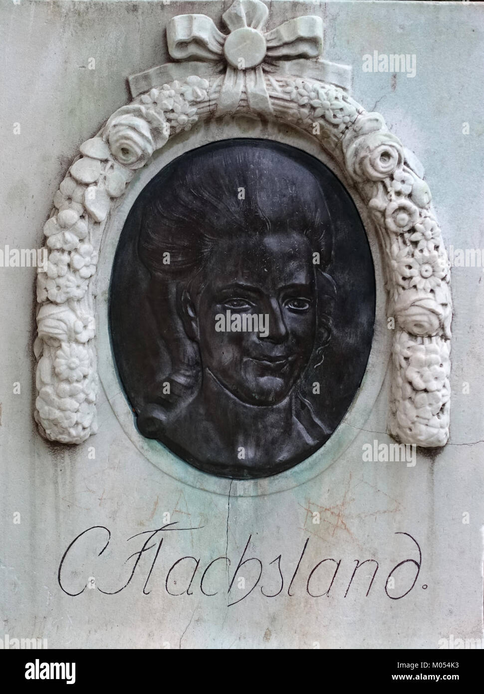 Das Goethe-Denkmal in Herrngarten, Darmstadt, ist eine Statue des Bildhauers Ludwig Habich. Er ehrt Johann Wolfgang von Goethe, einen prominenten deutschen Schriftsteller, und spiegelt die historische und kulturelle Bedeutung des Dichters wider. Stockfoto