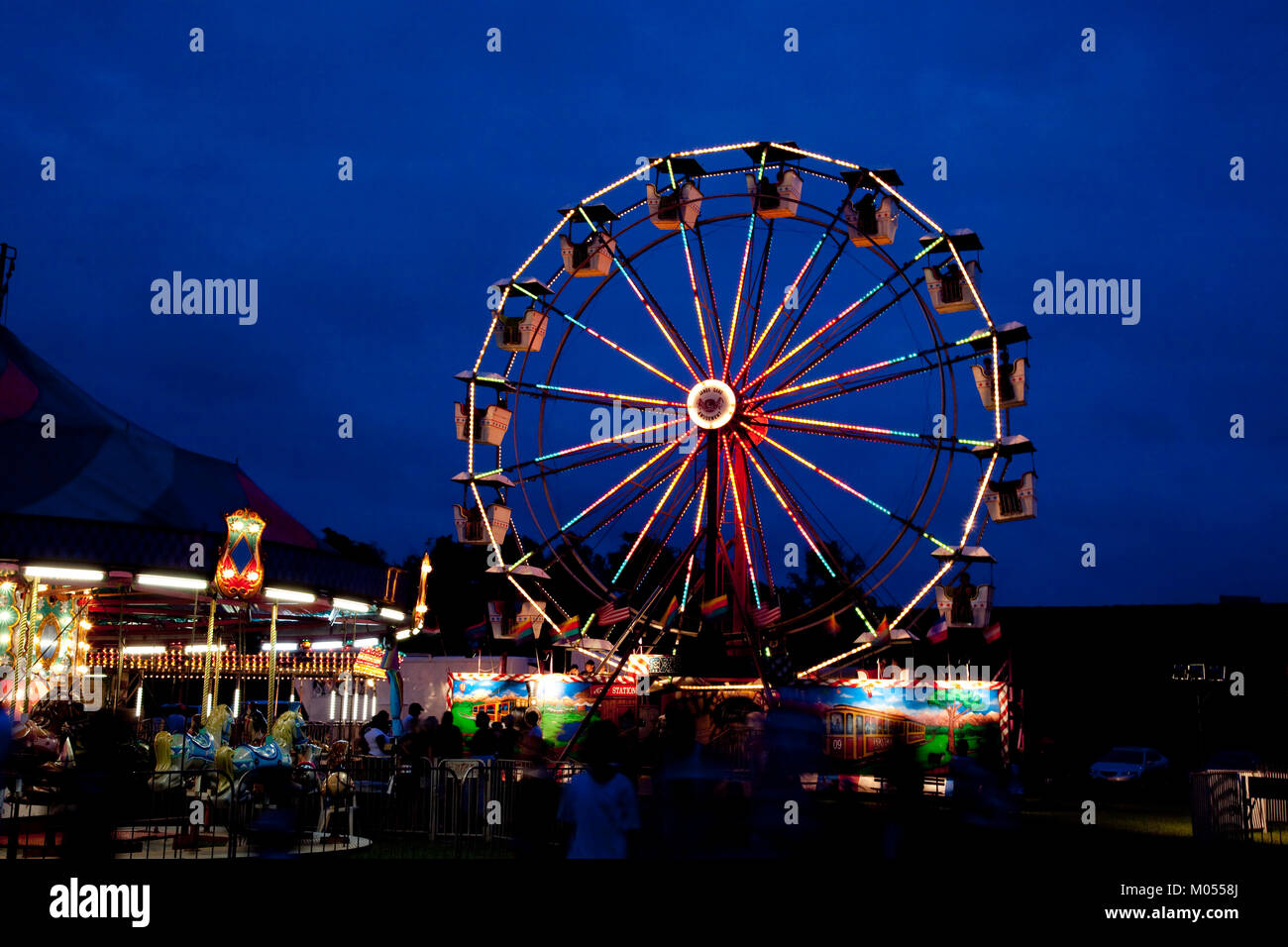 Nächtliche Riesenrad & Merry Go Round Stockfoto