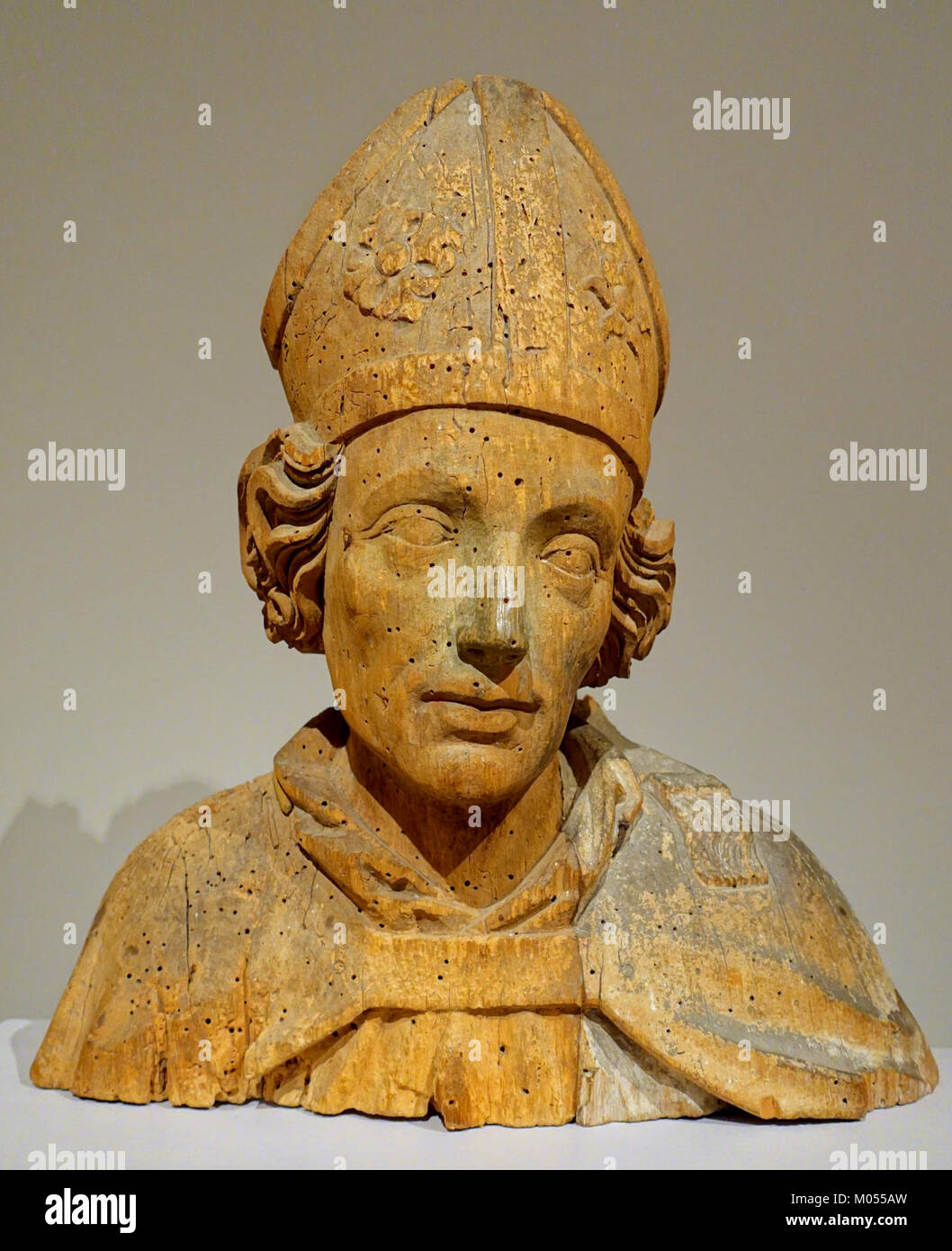 Diese deutsche Holzbüste eines bischofsheiligen, die um 1500 datiert wurde, ist Teil der Sammlung des Princeton University Art Museum. Es ist ein wichtiges Beispiel für mittelalterliche religiöse Skulpturen. Stockfoto