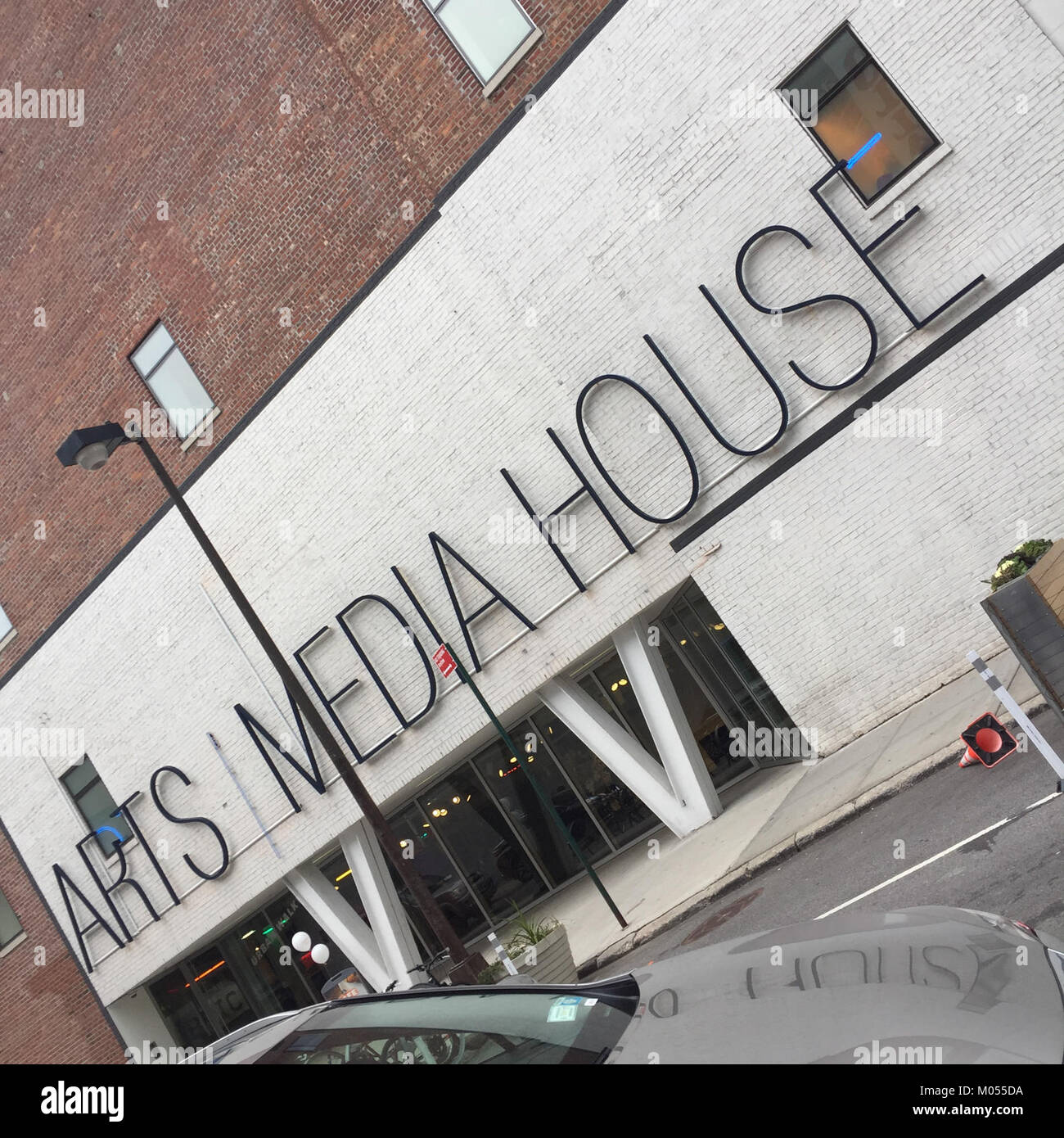 BRIC Media House ist ein namhaftes Medienunternehmen, das in seiner Branche einen bedeutenden Einfluss auf die Branche hat. Das Schild repräsentiert sein Markenzeichen und seine Präsenz im Mediensektor. Stockfoto