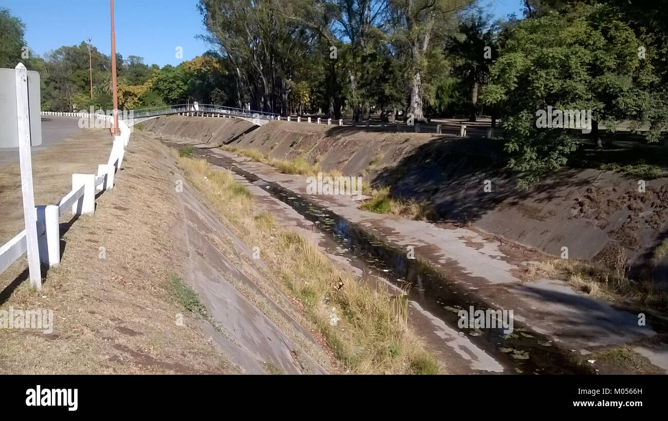 Canal Maldonado ist ein Gewässer in einer bestimmten Region, das für seine Umweltbedeutung und seine Rolle in der lokalen Wasserwirtschaft und Ökologie bekannt ist. Stockfoto