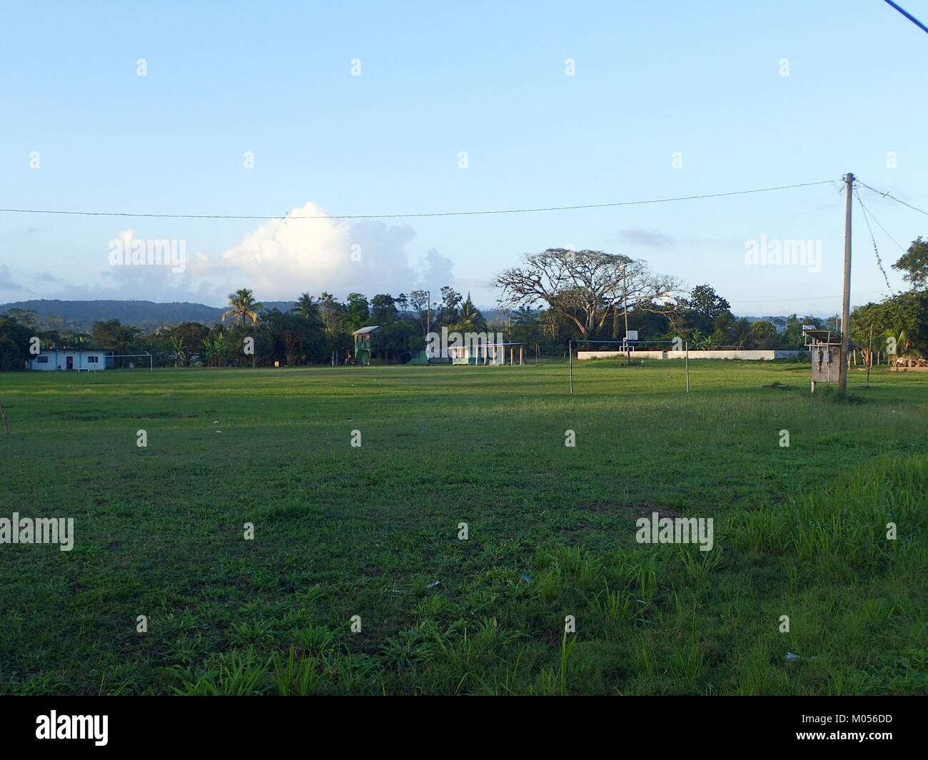 Das Fußballfeld in Bullet Tree Falls, Belize, ist ein wichtiges Erholungsgebiet für die lokale Gemeinde. 2017 diente sie als Drehscheibe für lokale Sportaktivitäten und Gemeindeversammlungen. Stockfoto