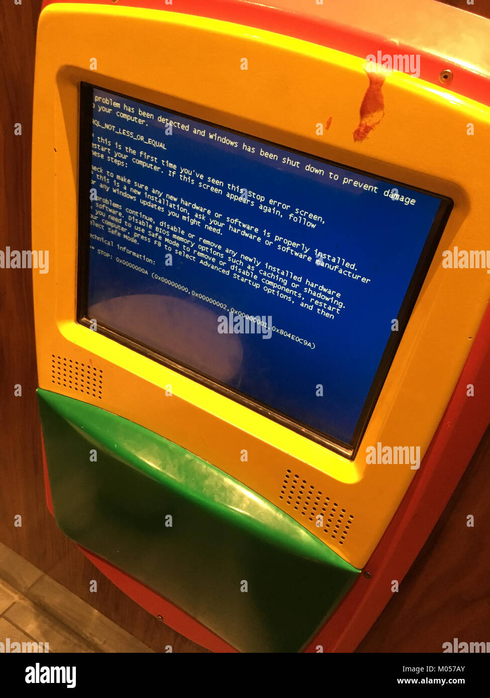 Der Blue Screen of Death (BSoD) ereignete sich an einem McDonald's Standort, möglicherweise aufgrund eines Computerfehlers. BSOD ist ein kritischer Systemfehler, der unter Microsoft Windows-Betriebssystemen auftritt. Stockfoto