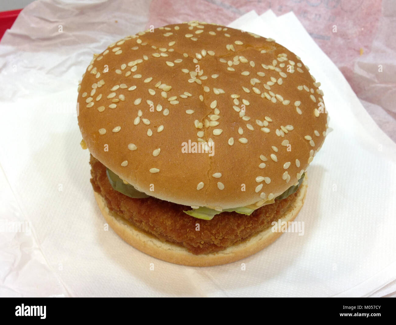Der Burger King Country Burger ist ein zeitlich begrenztes Menü mit einem Burger mit einer einzigartigen Kombination von Zutaten, das an ausgewählten Orten angeboten wird. Stockfoto
