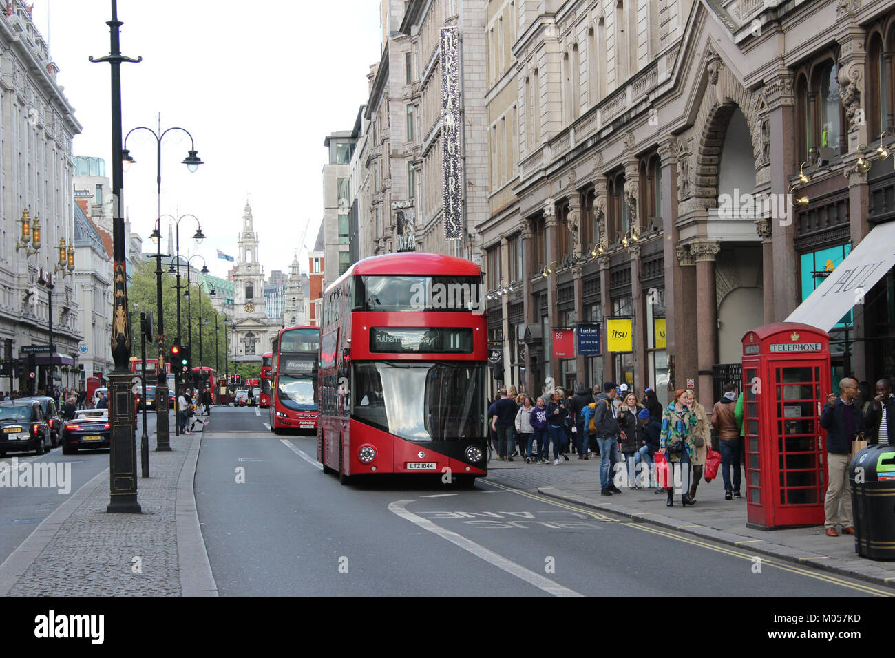 Ein Foto von Bussen in der Gegend von Strand in der Nähe von Charing Cross in London, aufgenommen am 15. April 2017. Das Bild zeigt die geschäftige städtische Umgebung mit berühmten Londoner Bussen, die in einem historischen und modernen Stadtbild verkehren. Stockfoto