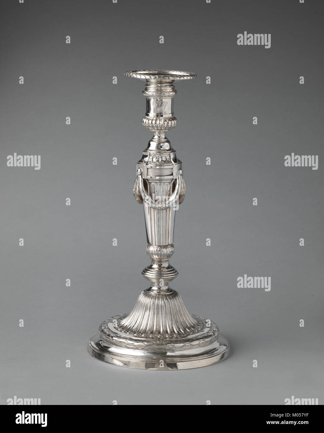 Dieser Kerzenhalter ist einer von acht Kerzen, katalogisiert unter MET DP-13265-131. Er spiegelt das Design und die Handwerkskunst der damaligen Zeit wider und zeigt sowohl ästhetische als auch funktionale Aspekte historischer Kerzenhalter. Stockfoto Dieser Kerzenhalter ist einer von acht Kerzen, katalogisiert unter MET DP-13265-131. Er spiegelt das Design und die Handwerkskunst der damaligen Zeit wider und zeigt sowohl ästhetische als auch funktionale Aspekte historischer Kerzenhalter. Stockfoto