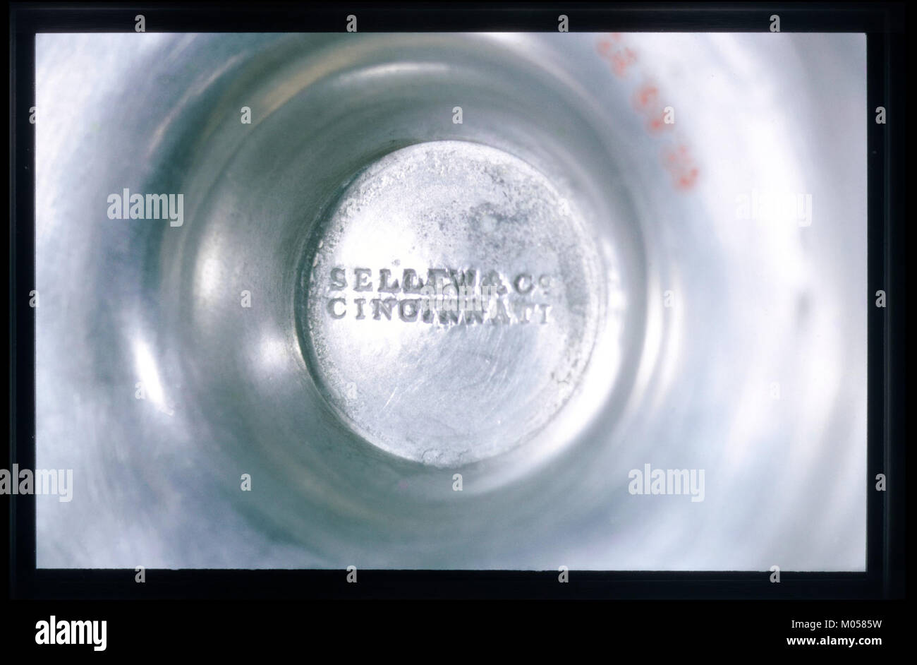 Dieser „Metropolitan“ Kerzenleuchter wurde 1983 von Robert A. M. Stern entworfen und verfügt über einen umgedrehten Säulenschaft, der sich zur Basis hin verjüngt, wodurch ein Gefühl von Eleganz entsteht. Hergestellt von Swid Powell, ist er 28,6 cm hoch und wiegt 1,4 kg. Zu den Materialien gehören poliertes und lackiertes Messing sowie lackierter Stahl. Stockfoto