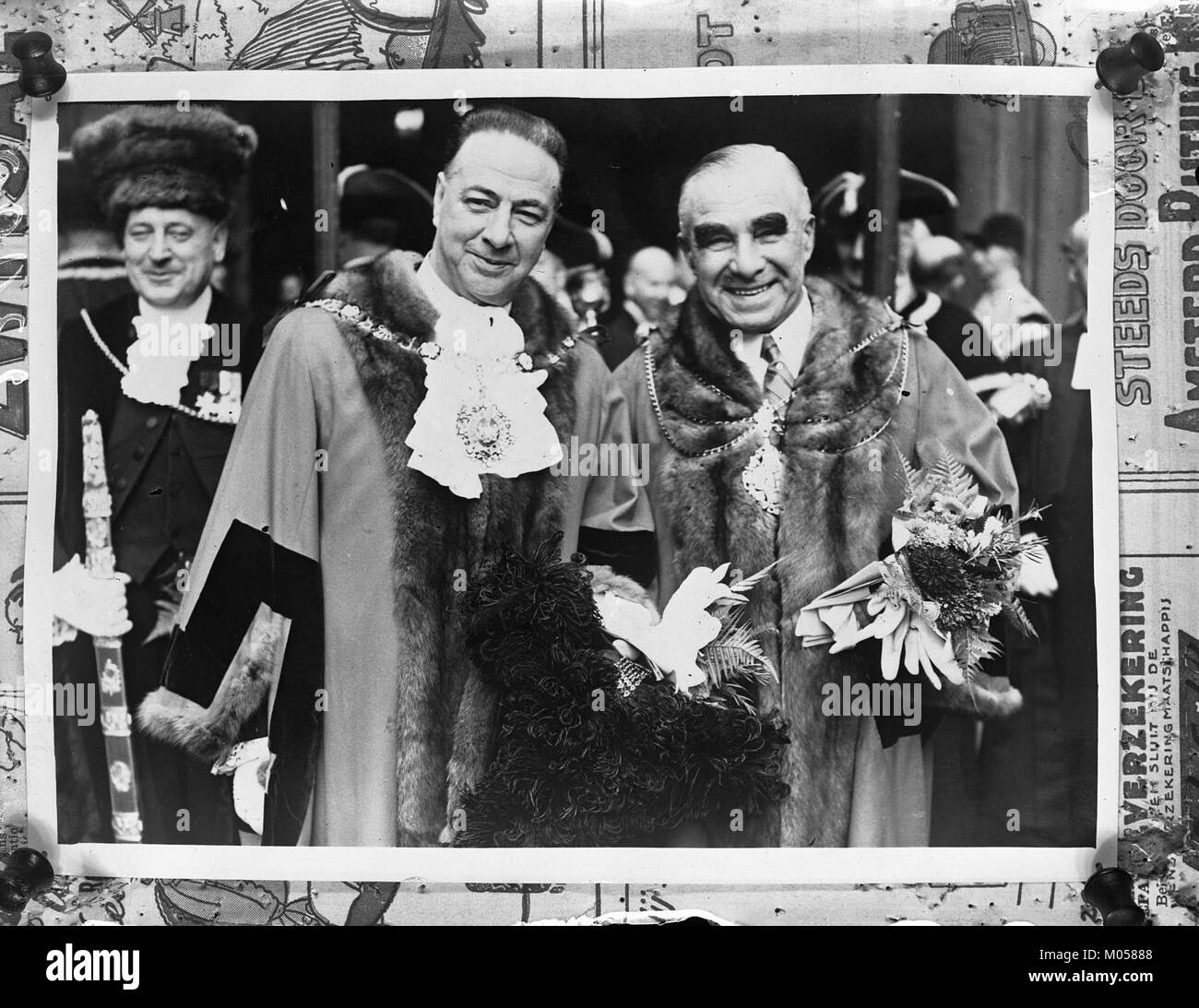 Dieses Bild zeigt Burgemeester Sanden, eine prominente Persönlichkeit in der lokalen Regierung. Das Porträt ist Teil eines historischen Archivs, in dem die Rolle und die Beiträge der personâ in ihrer Gemeinde oder ihrem Büro festgehalten werden. Stockfoto