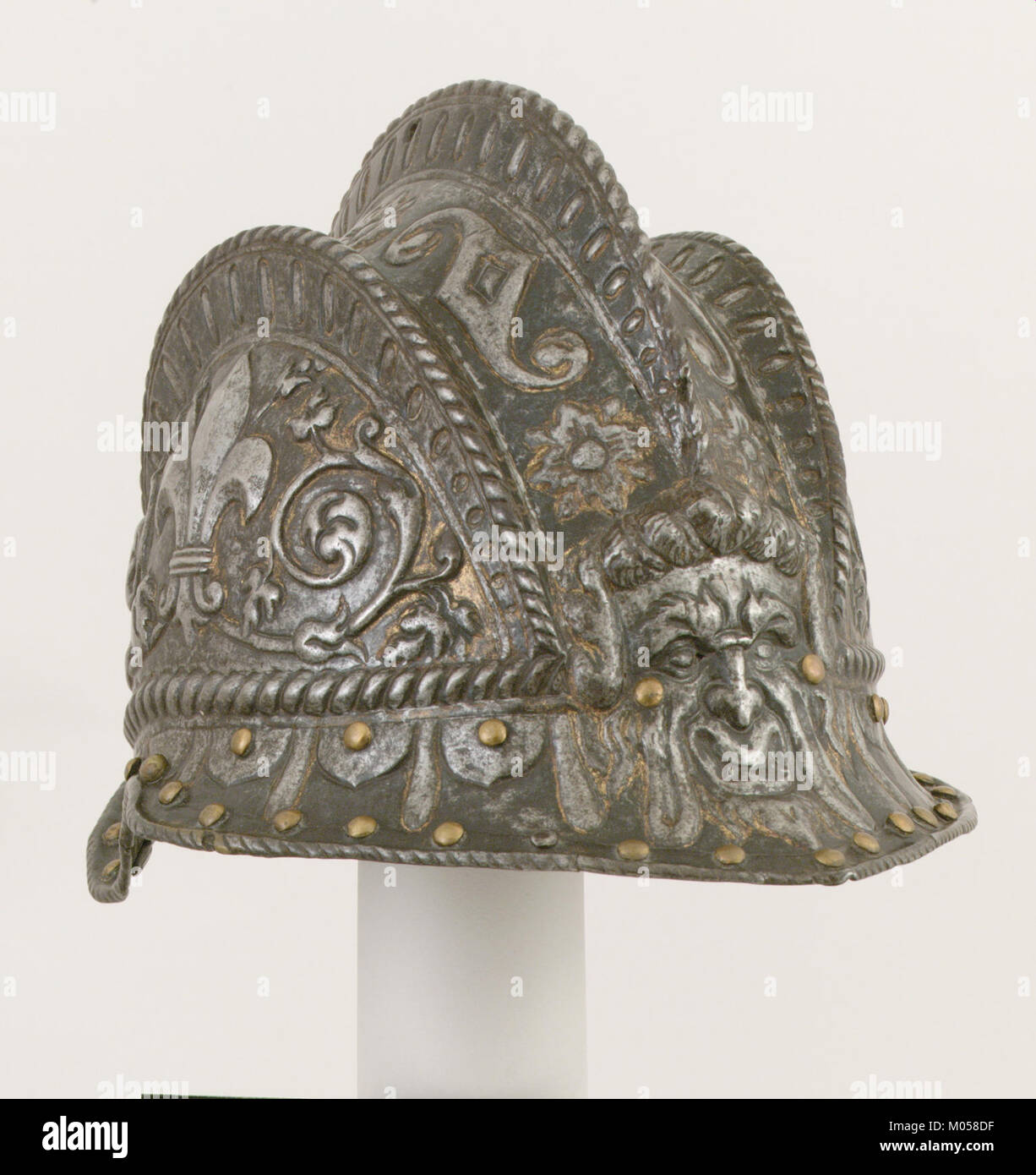 Ein Burgonet-Helm von der Farneser Garde, Teil der Sammlung des Metropolitan Museum of Art. Dieser Helm, typisch für die europäische Rüstung des 16. Jahrhunderts, wurde von Elitesoldaten während der Renaissance verwendet. Stockfoto