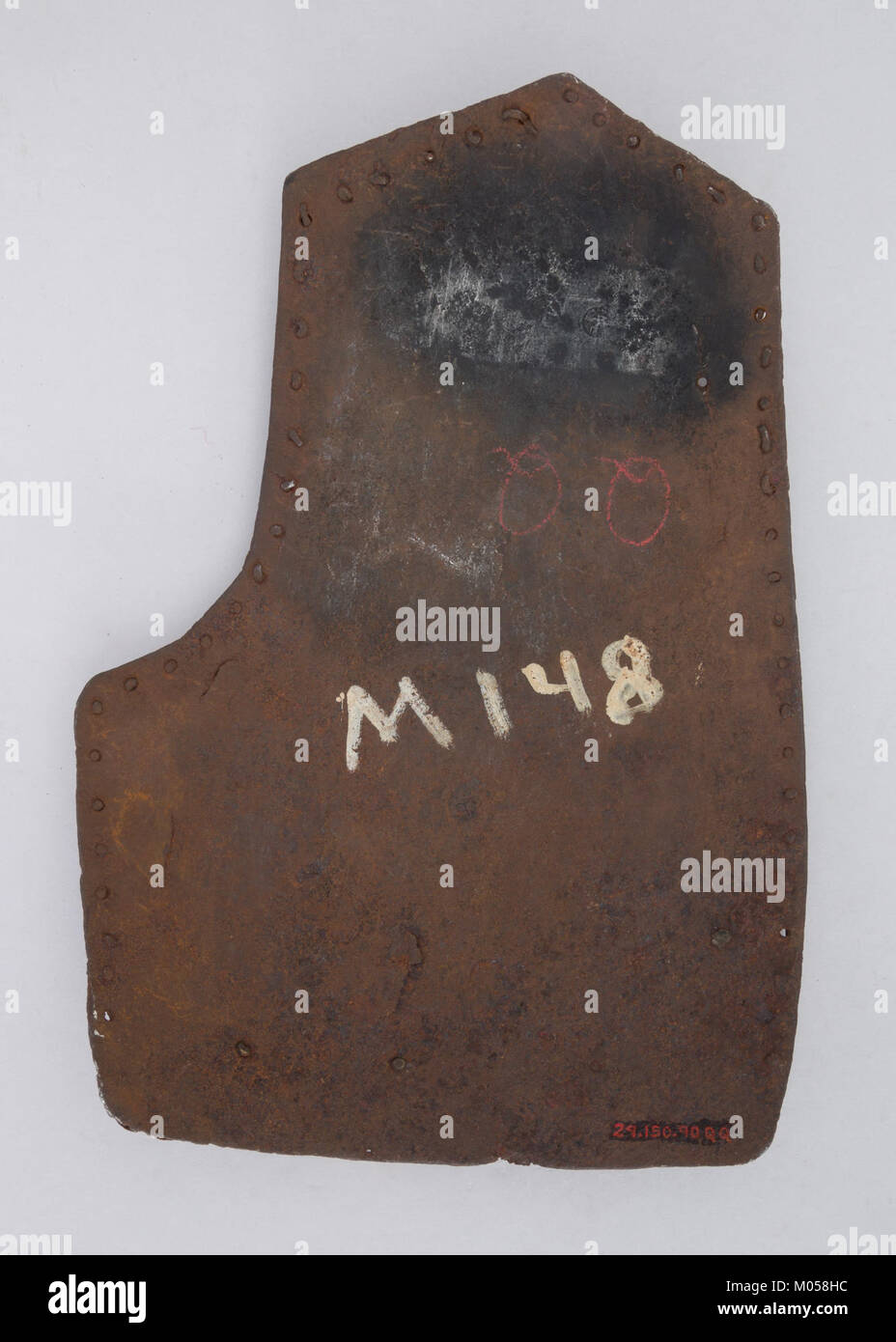 Die Brigandine Plate, katalogisiert unter MET 29.150.90qq 002, ist ein Beispiel für mittelalterliche Rüstungen mit komplizierten Metallarbeiten und Design. Stockfoto