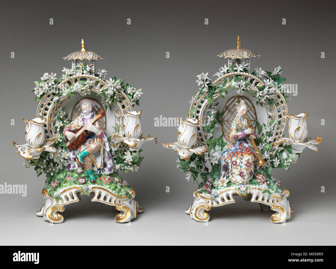 Dieser Kandelaber, einer von zwei, ist ein exquisites Beispiel feiner Handwerkskunst. Es ist im Metropolitan Museum of Art (MET) ausgestellt und stellt hochwertige dekorative Kunst dar. Stockfoto