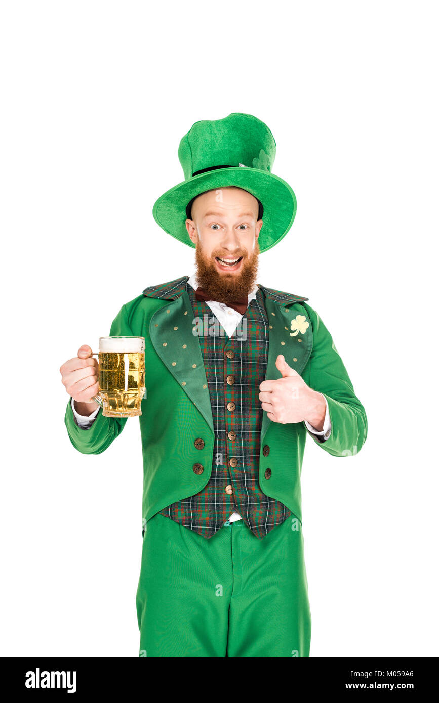 Leprechaun feiern St. Patricks Tag mit Bier und Daumen hoch, isoliert auf weißem Stockfoto