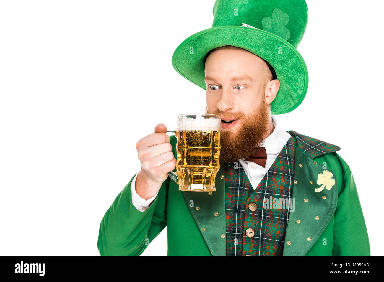 Leprechaun feiern St. Patricks Tag mit Bier, isoliert auf weißem Stockfoto