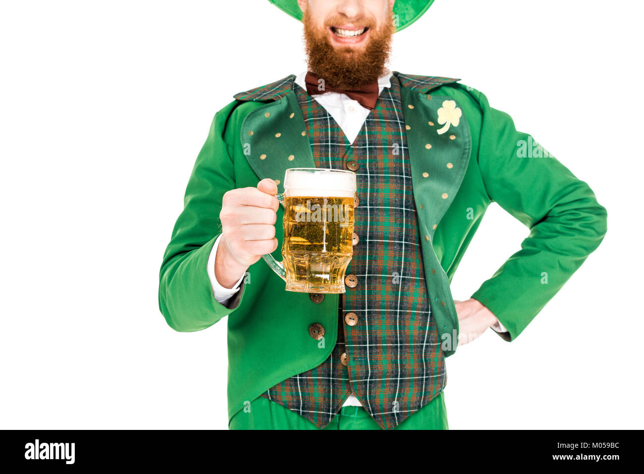 7/8-Ansicht von leprechaun Feiern st patricks day mit einem Glas Bier, isoliert auf weißem Stockfoto